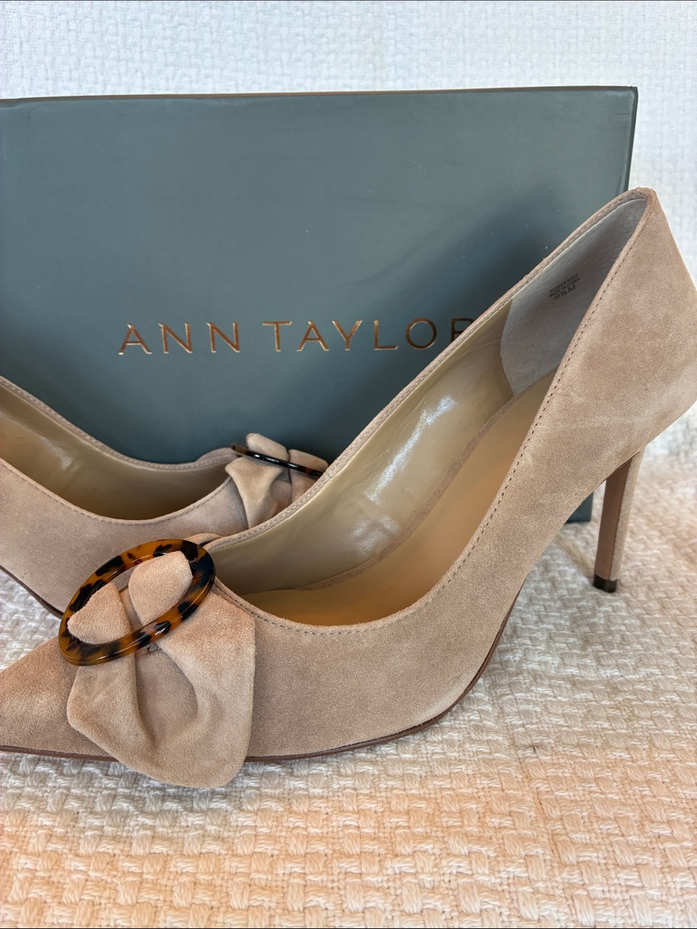 Ann Taylor Gracie Tort Buckle Pump | sz 9 1/2 in suede camel color